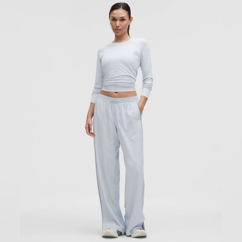 Lululemon Court Rival Wide-Leg Track Pant Regular
Starch Blue Solar Grey size 14